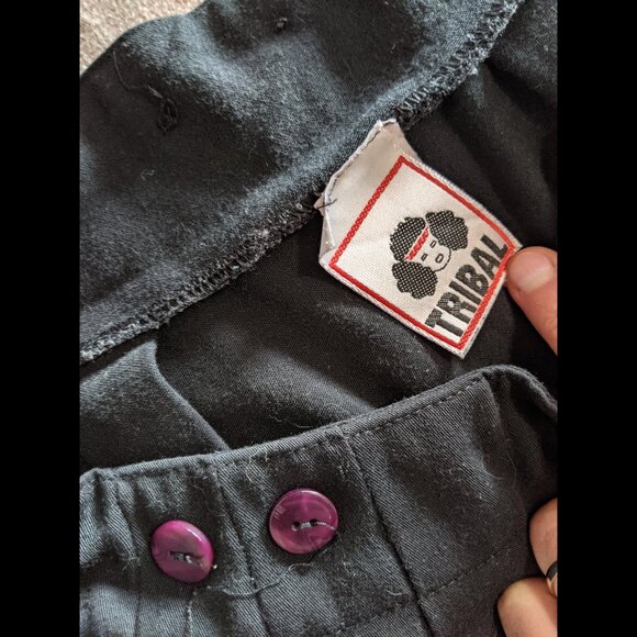 Button-Detail Black Pleated Skirt - Picture 3 of 9